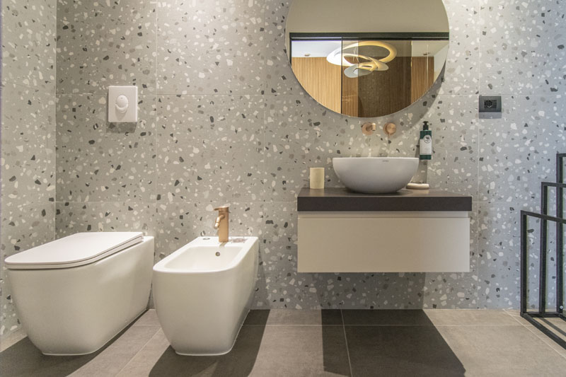 Bagno privato con sanitari, lavabo tondo e specchio rotondo — Camera ADA, Esse Elegant House