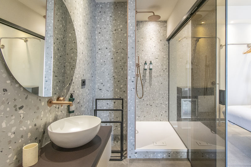 Bagno privato con doccia a pavimento e lavabo tondo — Camera ADA, Esse Elegant House