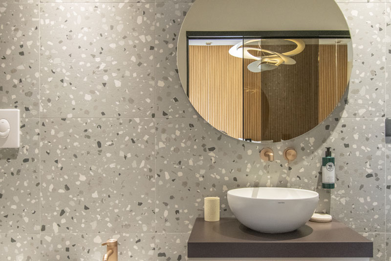 Lavabo tondo su mobile sospeso davanti allo specchio rotondo — Camera ADA, Esse Elegant House