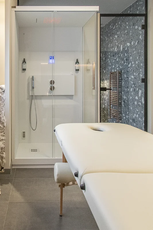 Doccia a vapore con lettino per i massaggi