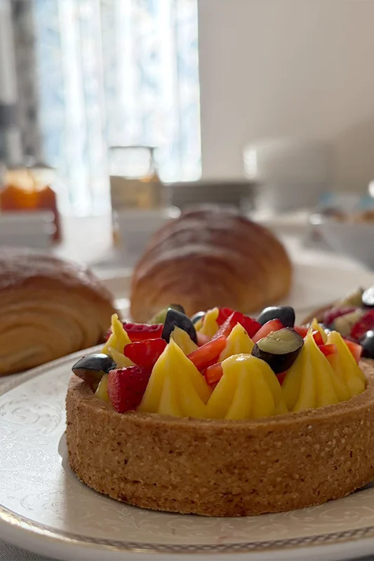 Crostatina di frutta fresca e brioche servite a colazione