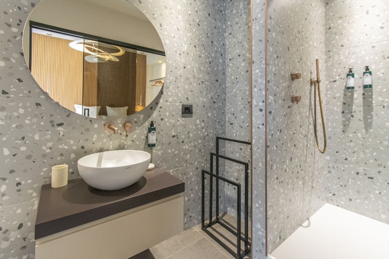 Bagno privato con lavabo tondo, specchio e doccia — Camera ADA, Esse Elegant House