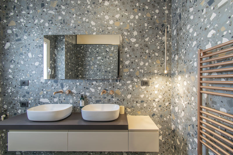 Doppio lavabo su mobile sospeso e scaldasalviette — Suite SILVIA, Esse Elegant House