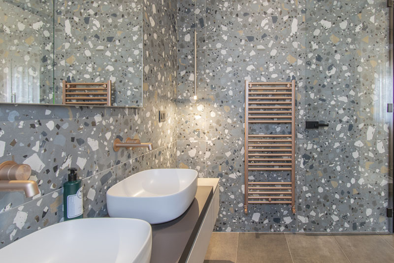 Bagno con doppio lavabo tondo e scaldasalviette in legno — Suite SILVIA, Esse Elegant House