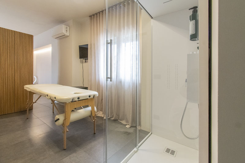 Lettino da massaggio accanto alla cabina doccia — Suite SILVIA, Esse Elegant House