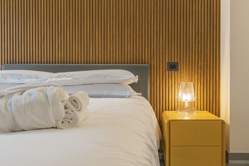 Testata in legno del letto sospeso con lampada da comodino — Suite SILVIA, Esse Elegant House