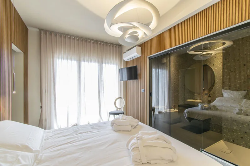 Camera matrimoniale con bagno separato da una parete vetrata — Camera ADA, Esse Elegant House