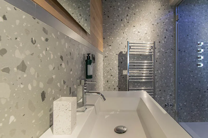 Bagno privato con lavabo lungo, scaldasalviette e doccia — Camera ANNA, Esse Elegant House