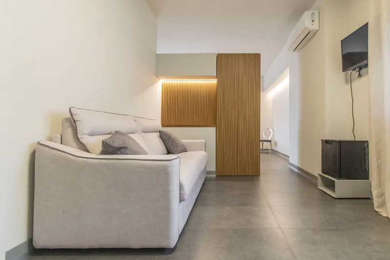 Divano dell'area relax con schermo a parete — Suite SILVIA, Esse Elegant House